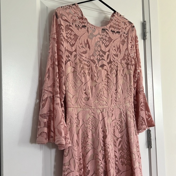 Beautiful lace dress - Picture 3 of 6